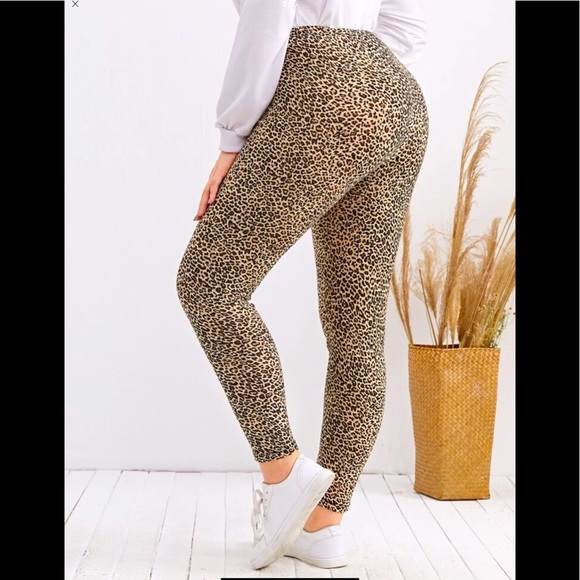 PLUS SIZE LEOPARD 🐆 PRINT LEGGINGS - Picture 2 of 6